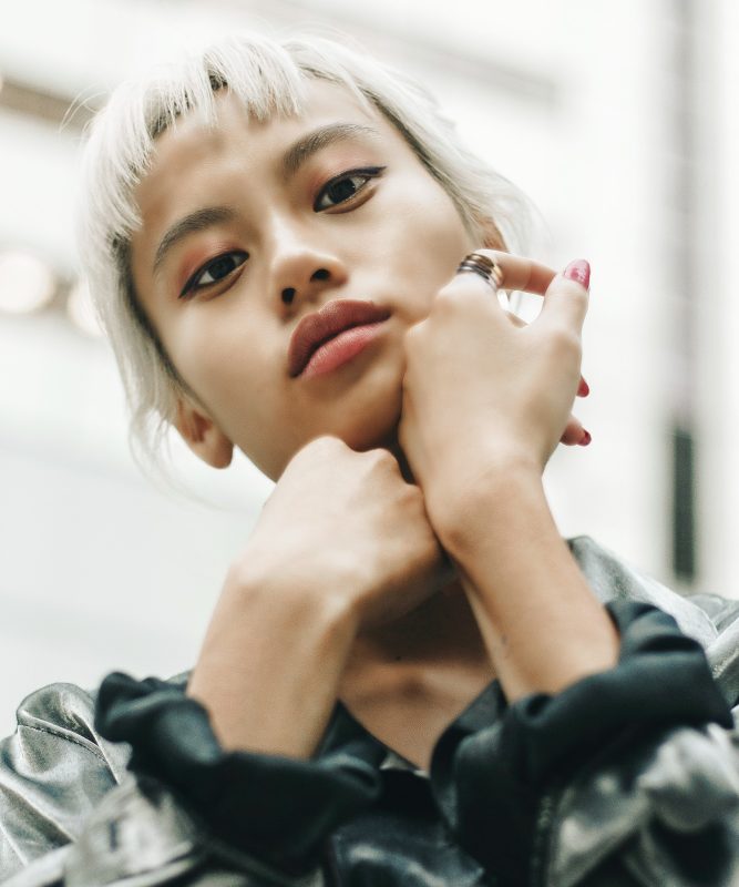 Ragazza asiatica che indossa uno dei nostri gioielli online Trilogy &Eacute;clat - set di anelli in acciaio inossidabile.